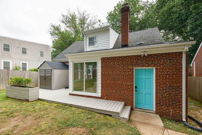 Building Photo - Beautiful 4 Bedroom Home off Of Cutshaw Ave! ***Available Early August 2026***