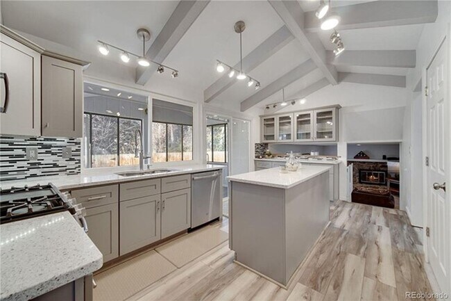 Building Photo - Beautiful & Spacious Home in Quiet Gunbarrel Neighborhood