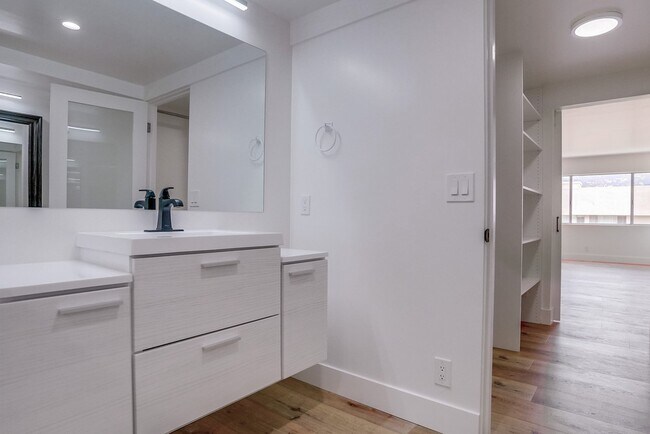 Building Photo - 435 N Oakhurst Dr