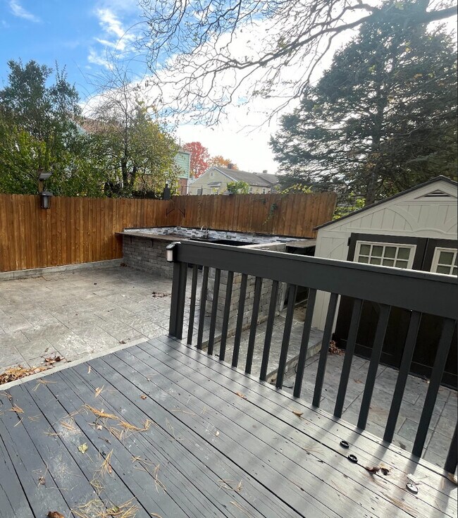 Building Photo - 115 Benson St