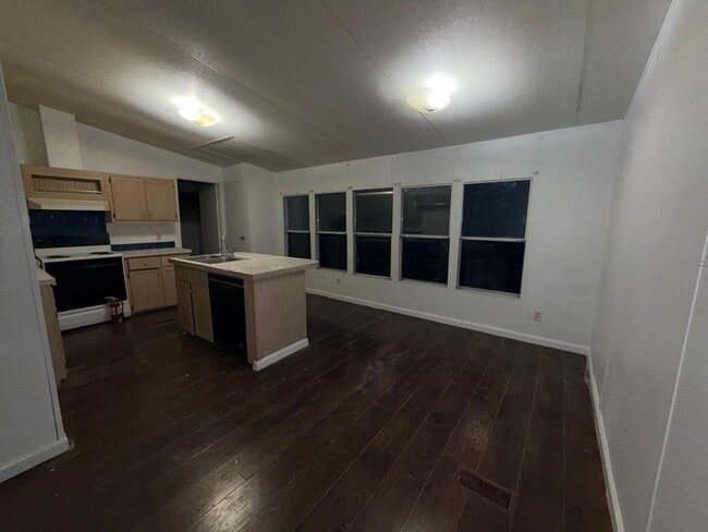 Building Photo - 732 Hidden Oaks Dr