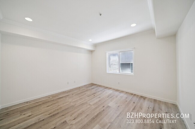 Building Photo - 2334 S Bentley Ave