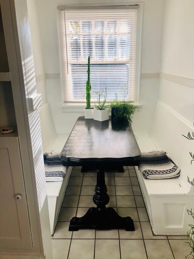 Building Photo - 1112 900 E