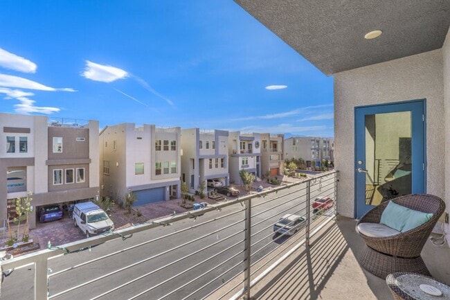 Building Photo - New Modern Gated House w/ Rooftop Deck