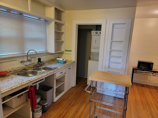 Building Photo - 2 BEDROOM AND 1 BATH NEXT TO UNM CAMPUS