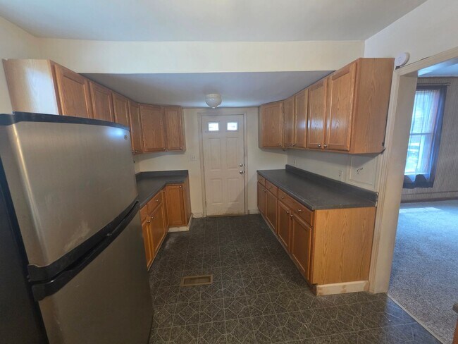 Building Photo - 2-bedroom, 1-bath home in New Brighton