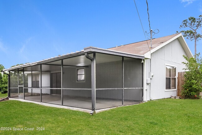 Building Photo - 1155 31st Ave SW