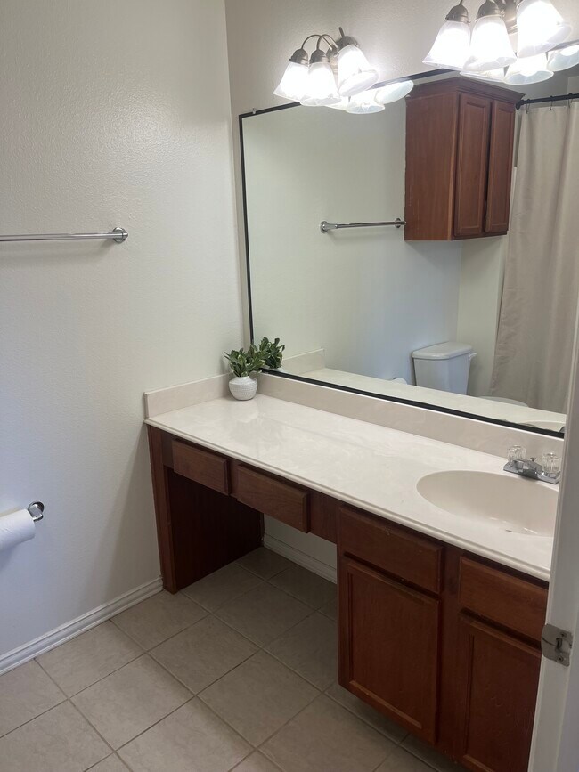 Building Photo - 208 Robin St