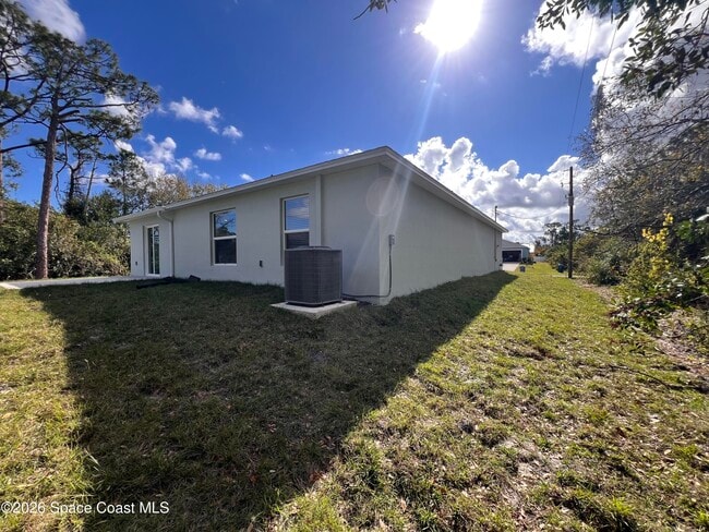 Building Photo - 1541 Newport St SE