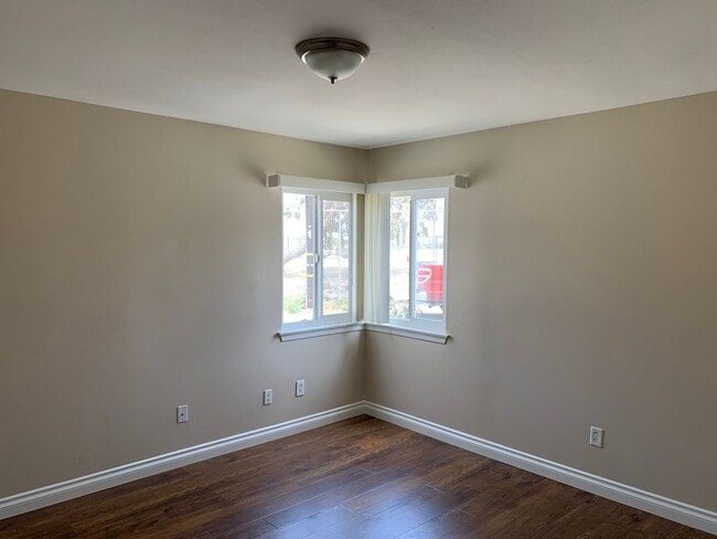 Building Photo - Kahmann Silverstrand Duplex