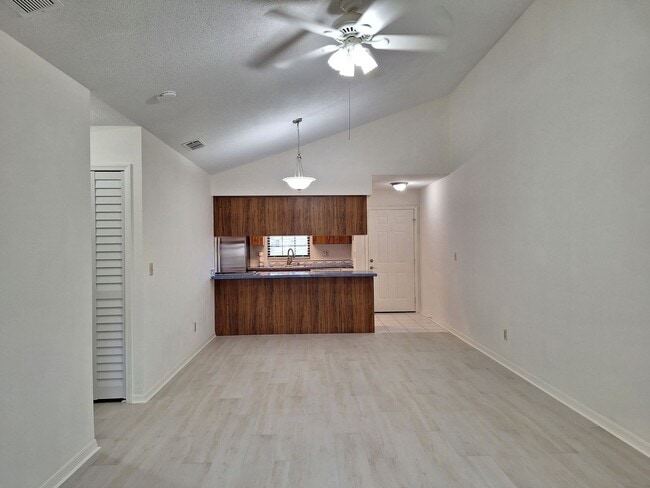 Building Photo - Adorable 2BR 2BA duplex in Shangr La Village