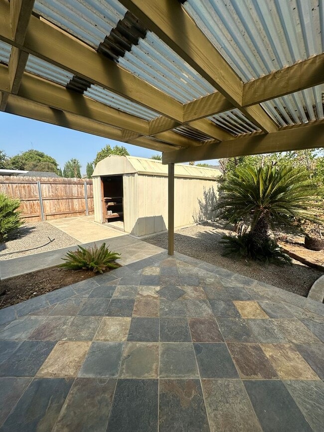 Building Photo - Charming 3 bedroom 2 bathroom home located...
