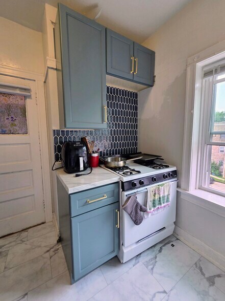 Building Photo - 2622 N Stowell Ave