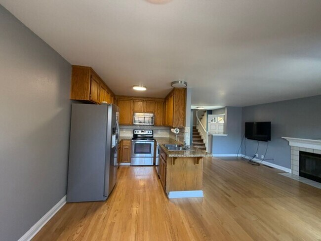 Building Photo - End unit in quiet Campbell location!