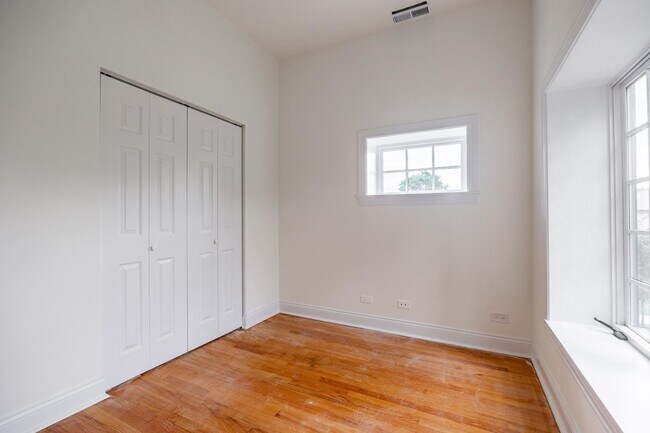 Building Photo - 3109 N Harding Ave