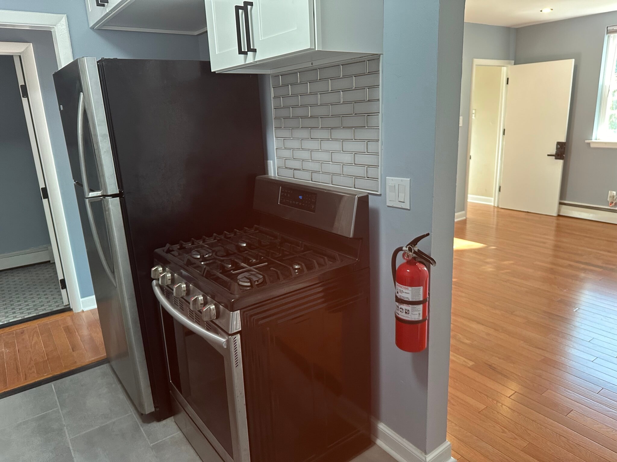Gas cooking Dishwasher no M/W - 153 Burmont Rd