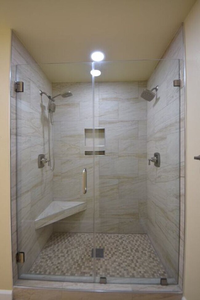 Building Photo - Call to Schedule Your Tour Today!!