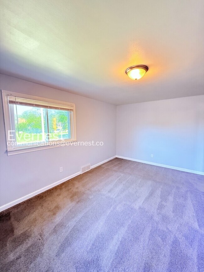 Building Photo - Charming Townhome with Driveway and Street Parking | Pet friendly | Available Now!