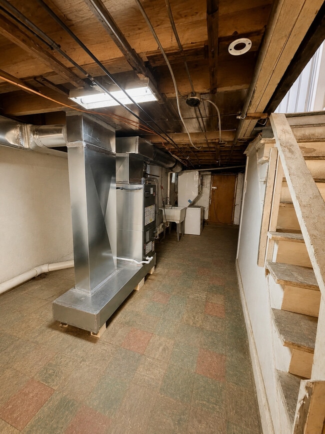 Building Photo - 828 E Cornwall St