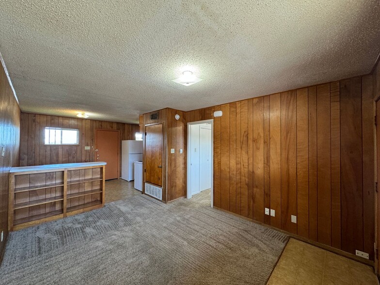 Building Photo - 805 W Hallmark Ave