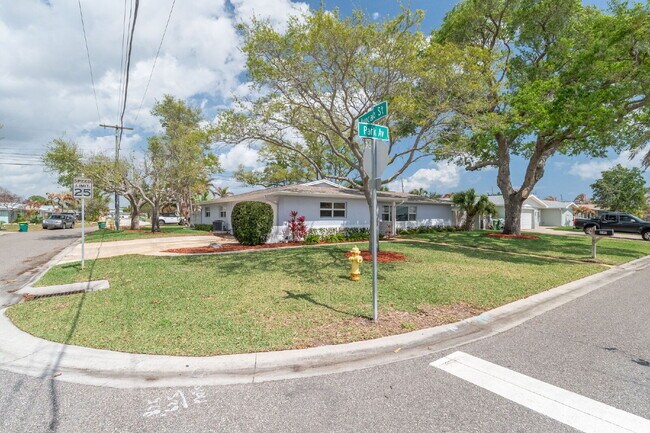 Building Photo - Beautiful 4 bedroom, 2 bathroom in Satellite Beach! NO HOA!!