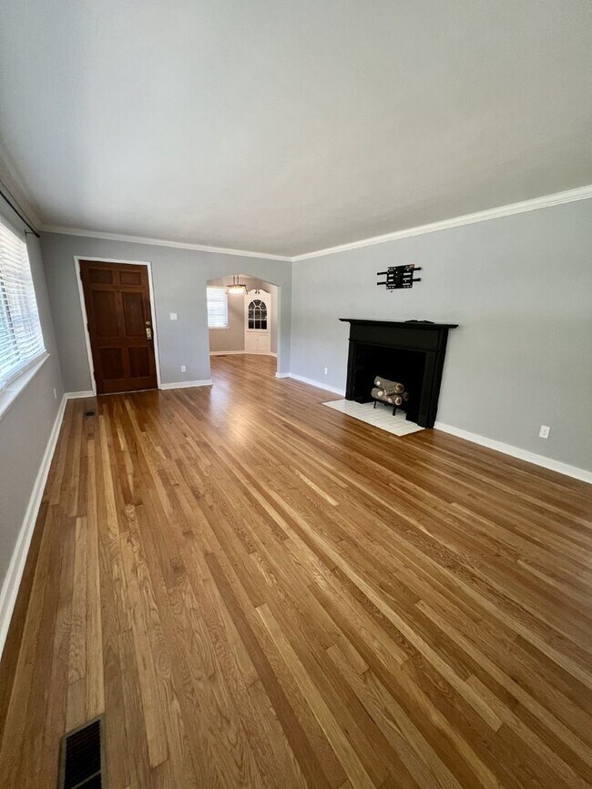 Building Photo - Charming 3-Bed, 2-Bath Spacious Home in Ch...