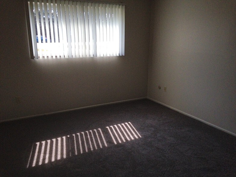 LARGE BED RM - 33300 Freedom Rd