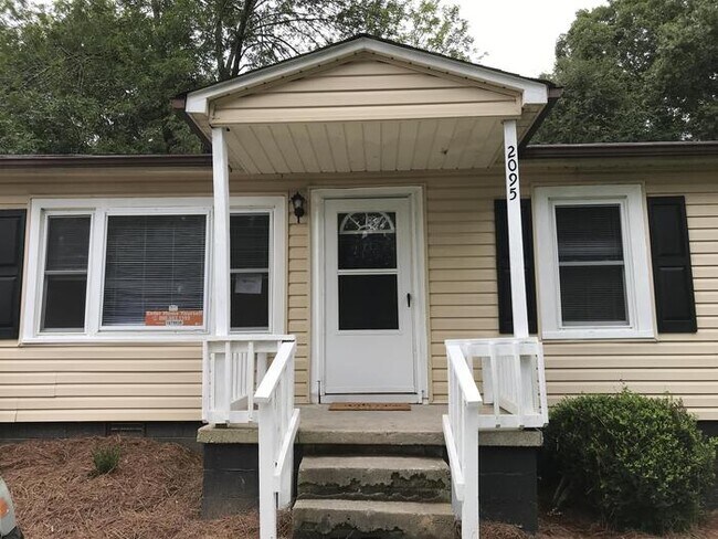 Building Photo - Huntersville: 3 bedroom 1 bath home