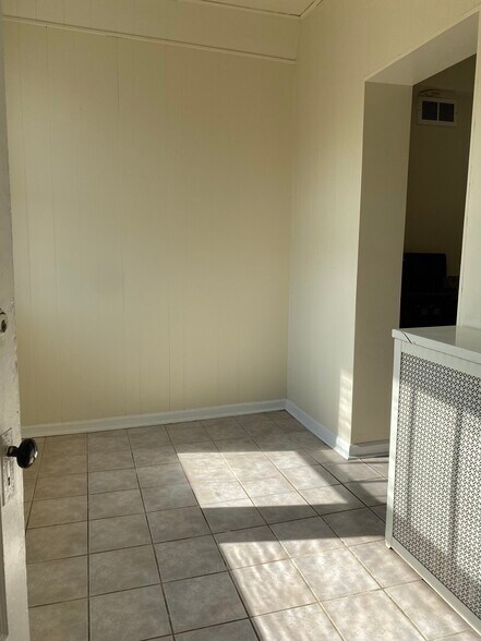 Building Photo - 6307 n Wayne ave