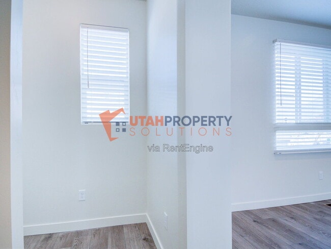 Building Photo - 1047 W 400 S