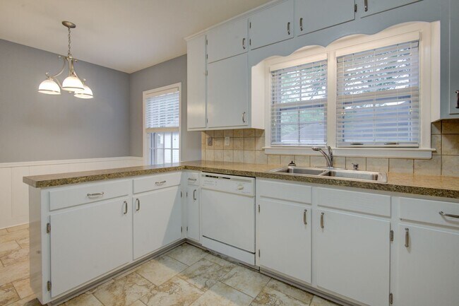 Building Photo - COMING SOON! 3 Beds| 2 Baths Updated Ranch...