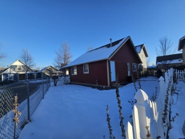 Building Photo - Charming 2 Bedroom Home with Fenced Yard – Dog Friendly!