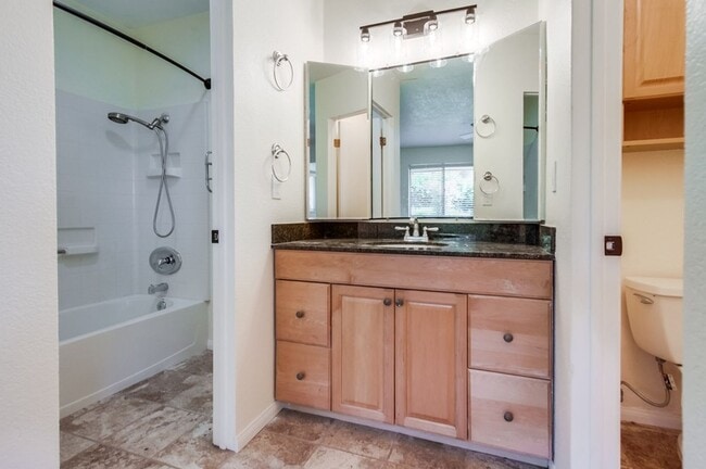 Building Photo - Downtown Vista Townhome, Available Now!