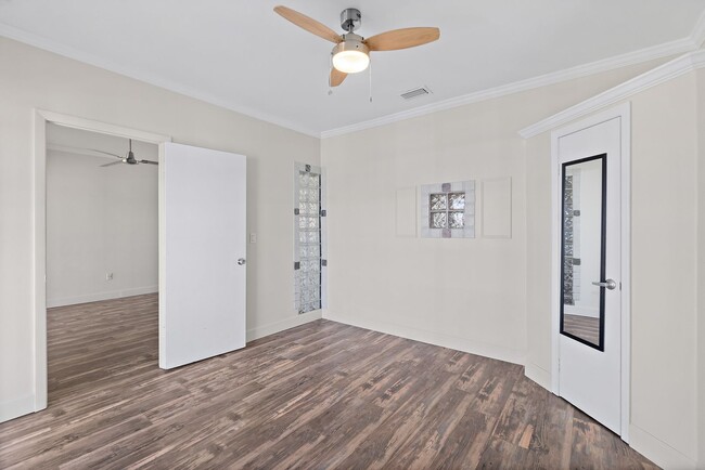 Building Photo - Spacious Riverview 1B/1B Condo