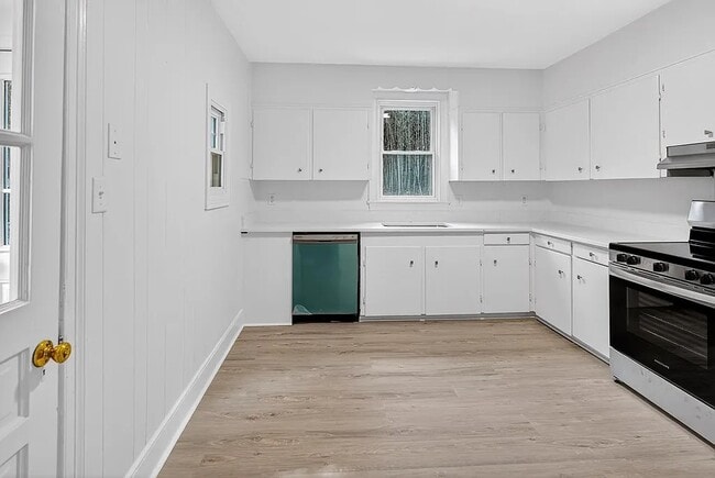 Building Photo - 326 Westhampton Ave