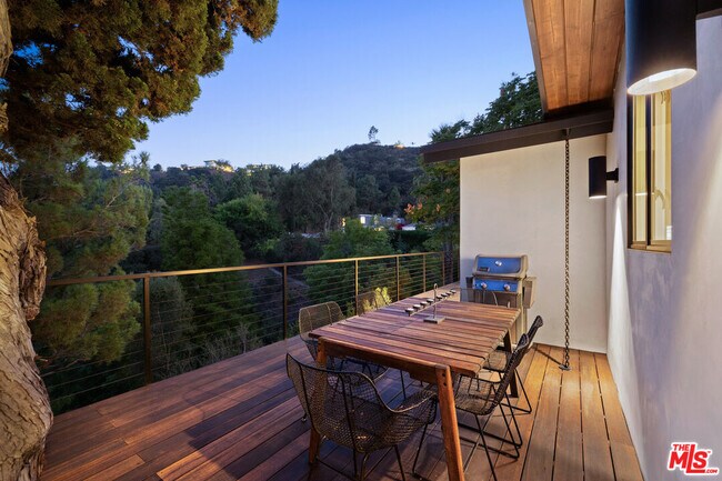 Building Photo - 2652 Byron Pl