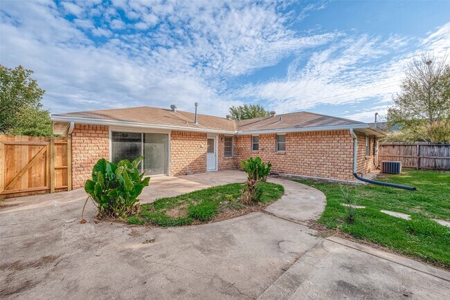Building Photo - 4923 Poinciana Dr