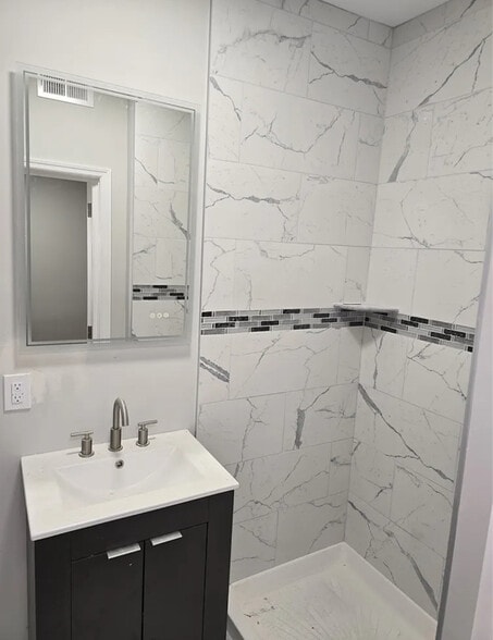 Building Photo - 412-414-414 Leslie St