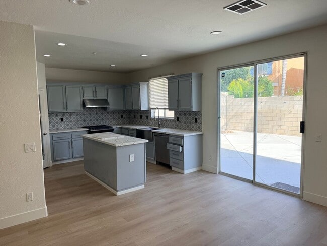 Building Photo - Amazing 5 bedroom home for rent in North Fontana