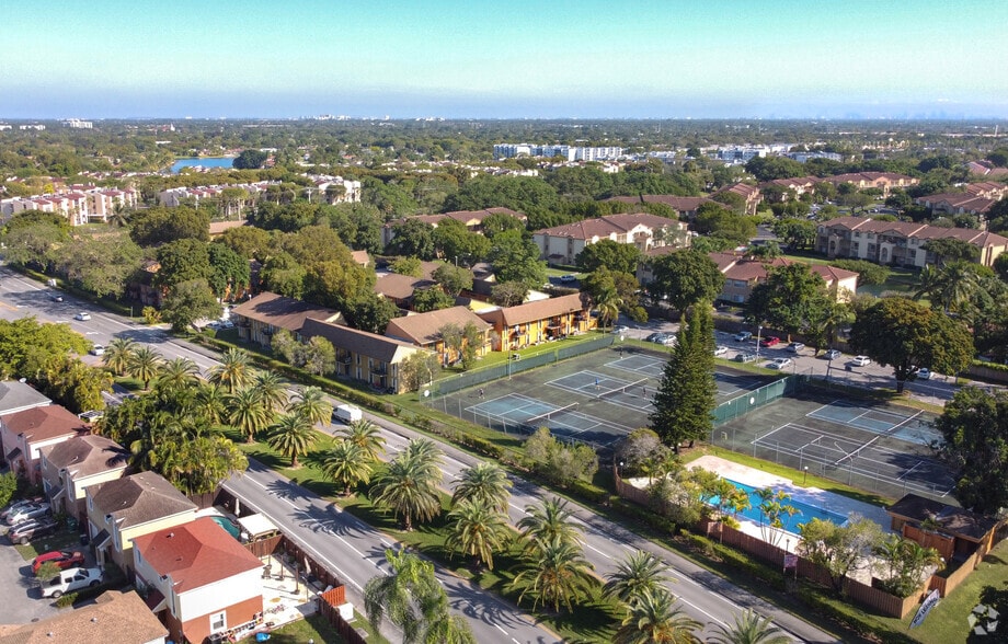 Primary Photo - Tennis Villas Apartments
