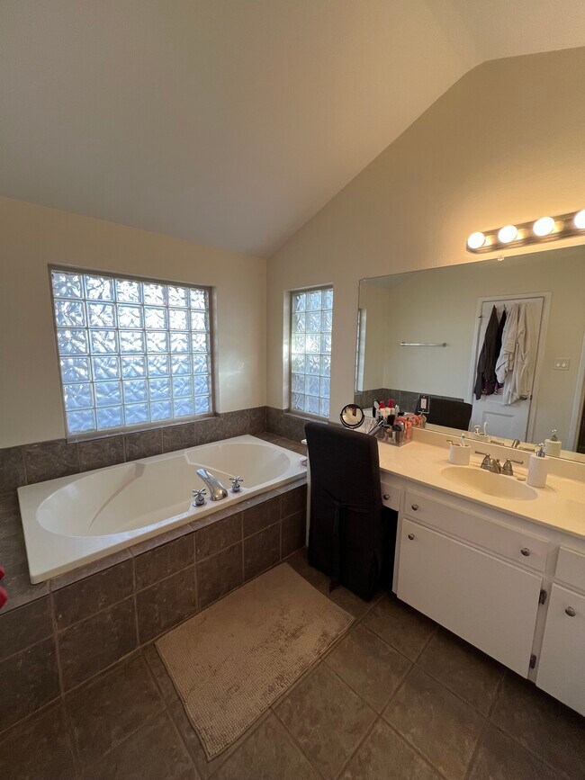 Building Photo - 2204 Boyd Ave