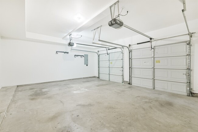 Building Photo - 5823 Lacy St