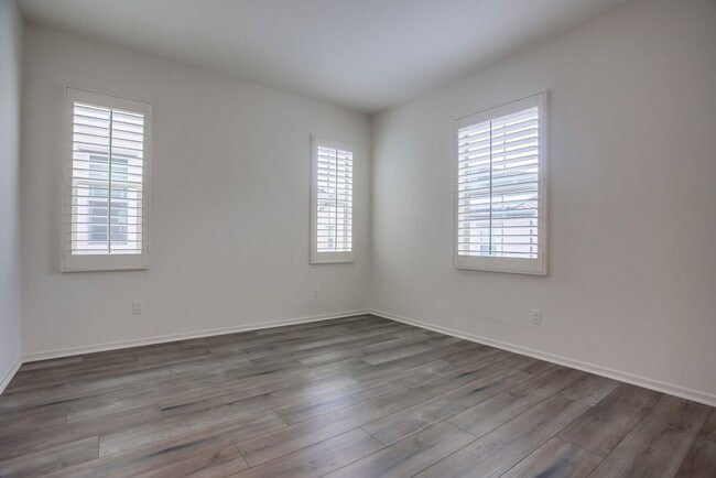 Building Photo - 5 Bedroom Home in Rancho Tesoro!