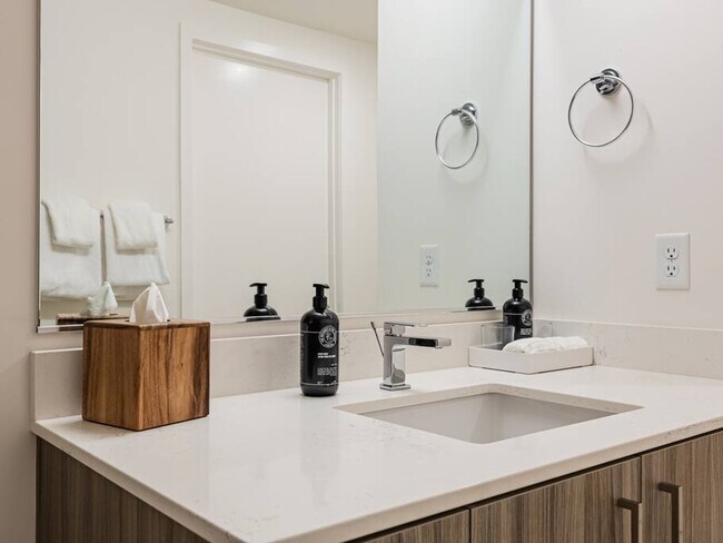 Building Photo - 1550 NW Naito Pkwy