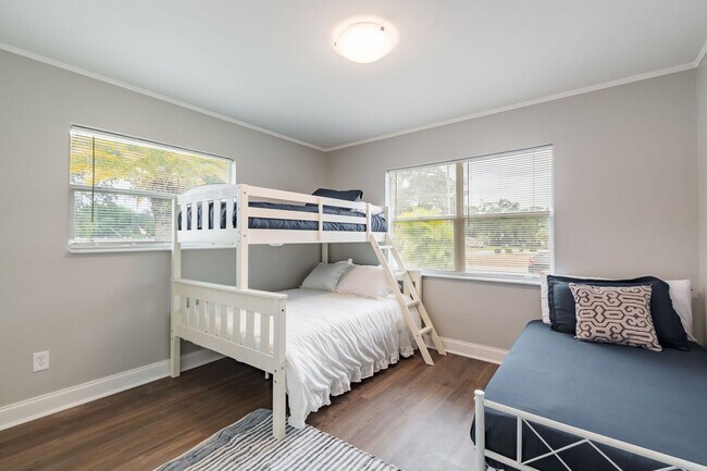 Building Photo - Fully Furnished 3BR/2BA St. Pete Home – Modern Updates & Prime Location