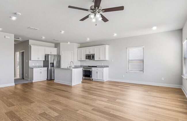 Building Photo - "Charming 3-Bedroom Duplex in San Antonio with Granite Elegance!"