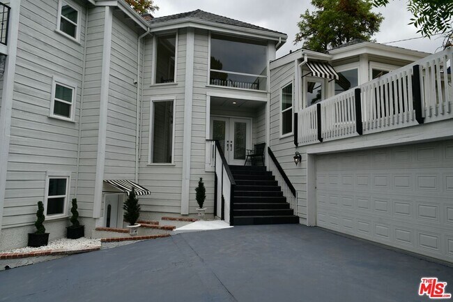 Building Photo - 19555 Oxnard St