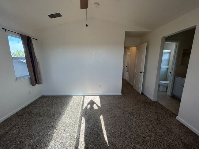 Building Photo - Nice home in North Turlock!