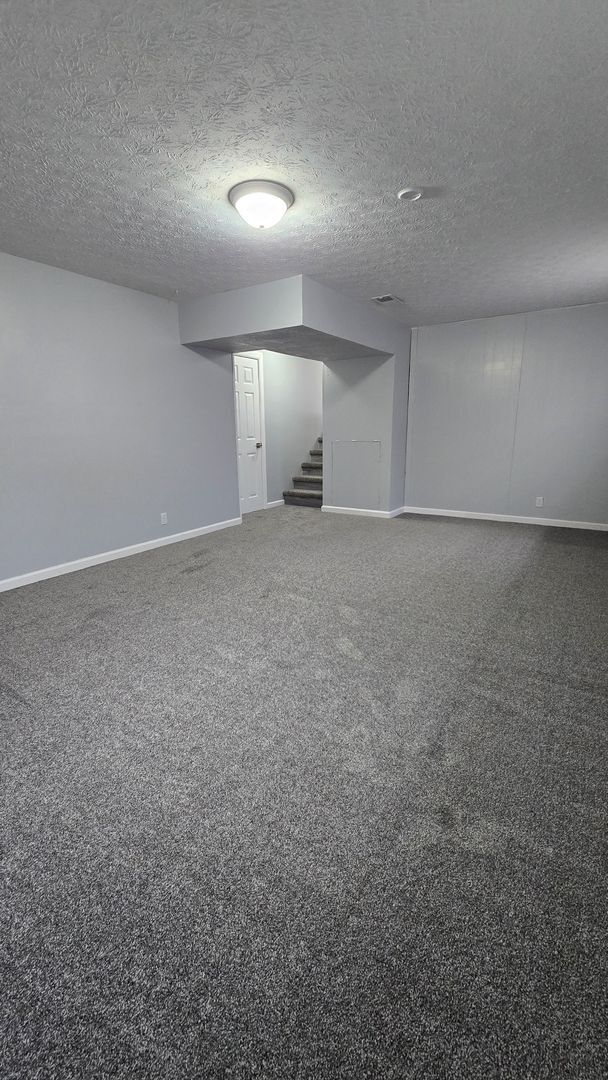 Building Photo - 3 Bedroom 2.5 Bathroom home with a Fenced ...