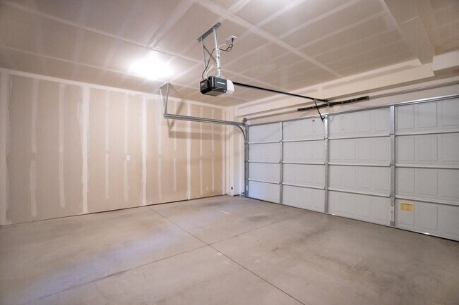 Building Photo - Beautiful 4 Bed - 3 Bath Townhome in Great Clearfield Location! Available on June 10th!